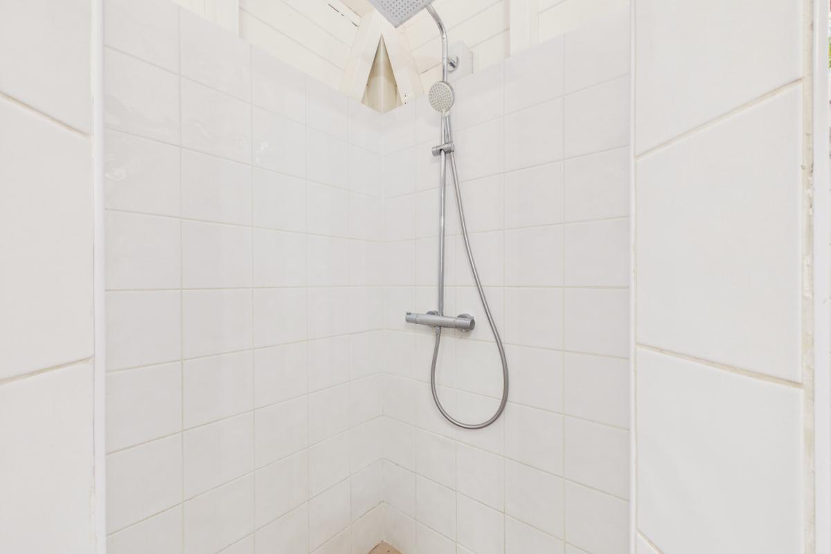 villa-avec-piscine-riviere-salee-martinique-7-pers -douche entre chambre 2 et 3